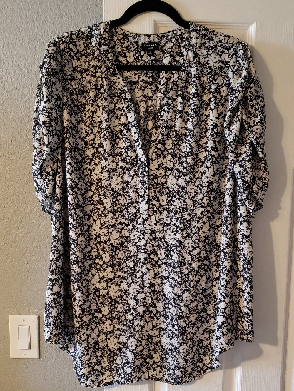 Torrid Black & White Floral Split-Neck Tunic